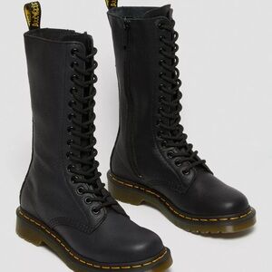 NWT Dr. Martens 1B99 VIRGINIA LEATHER MID CALF BOOTS